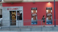 /album/galeria-de-fotos1/fachada-con-textos-frontal-acero-placa-de-metacrilato-y-backlite-ventanales-jpg/